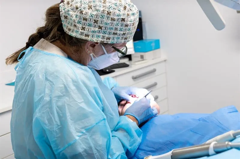 Profesional de las Clínicas Dentales Francisco Hernández Vallejo realizando un tratamiento de endodoncia