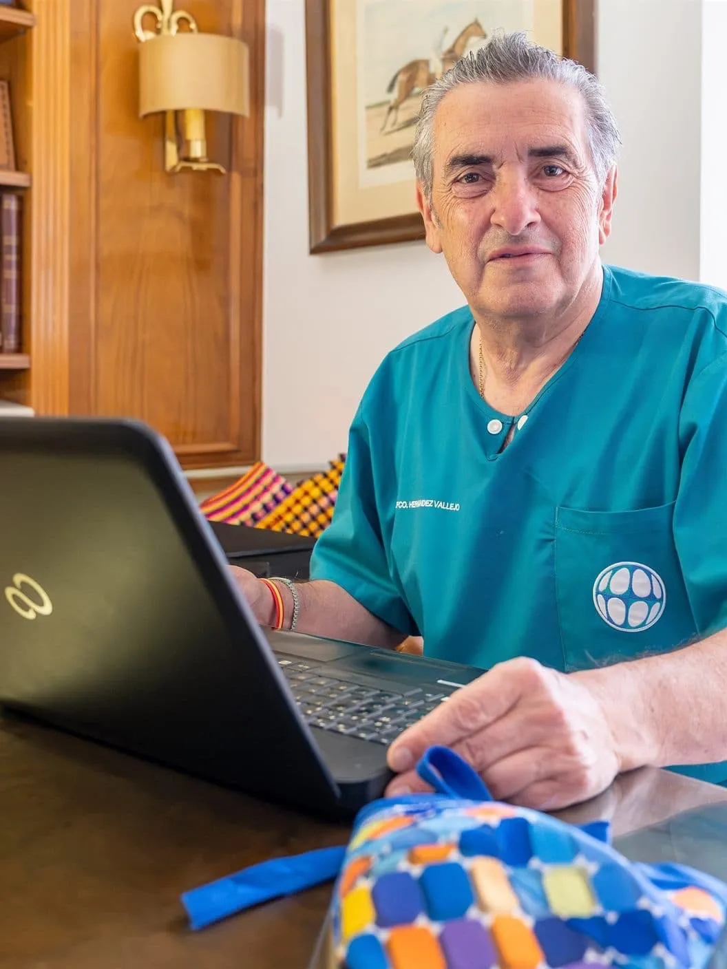 El Dr. Francisco Hernández Vallejo en su despacho de la clínica dental