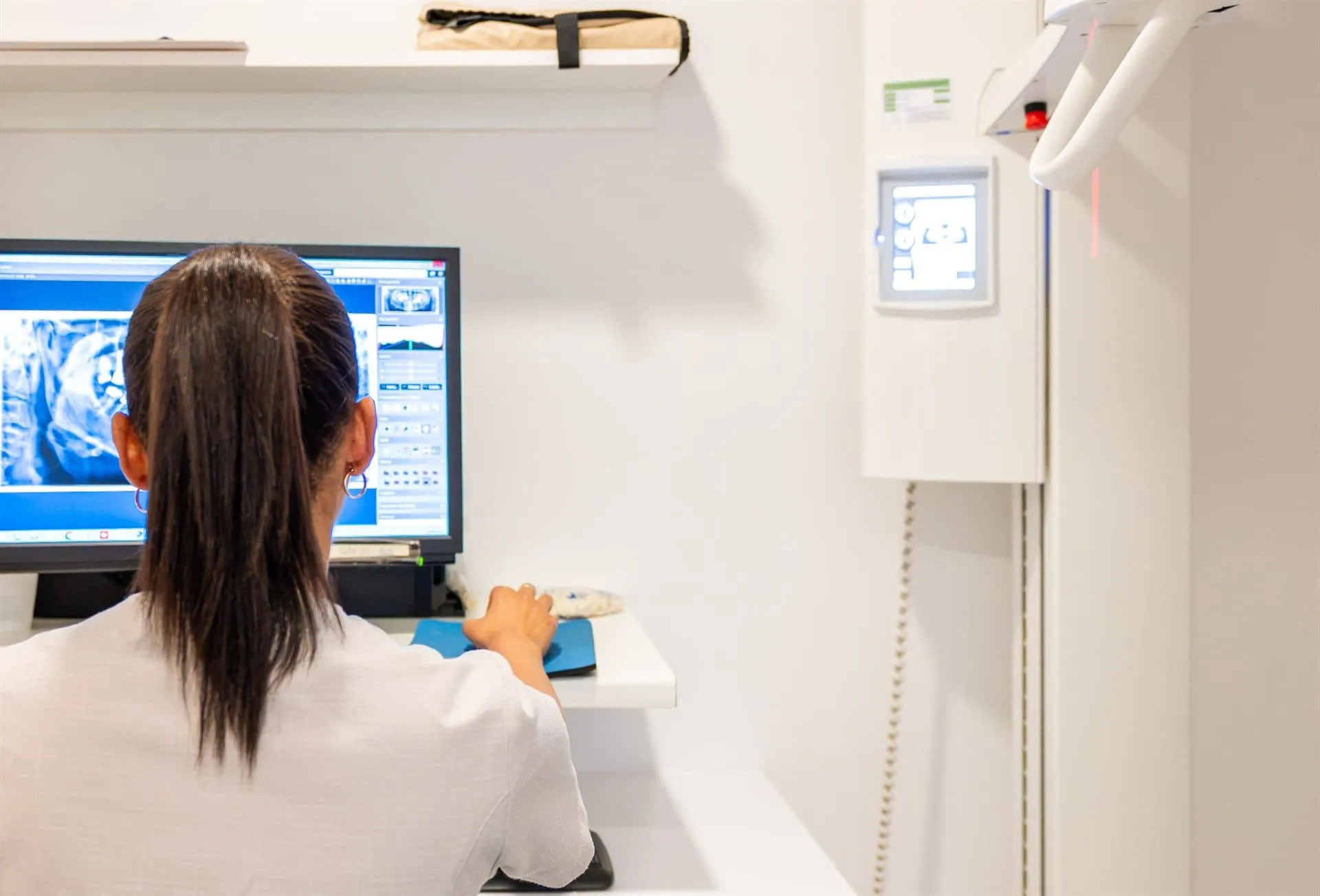 Profesional de Hernández Vallejo trabajando en el puesto de radiología panorámica digital de la clínica